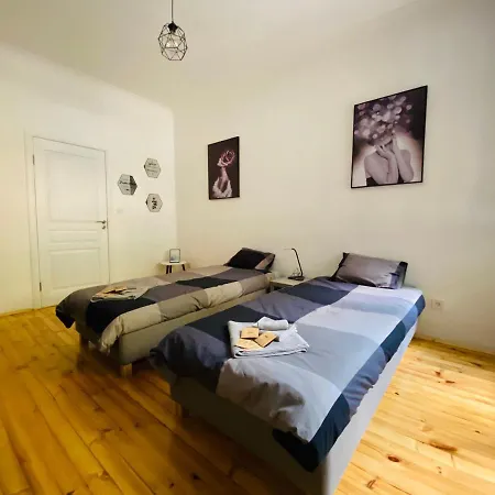 Spacious Modern Vintage Flat In The Heart Of *