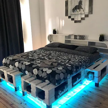 Spacious Modern Vintage Flat In The Heart Of