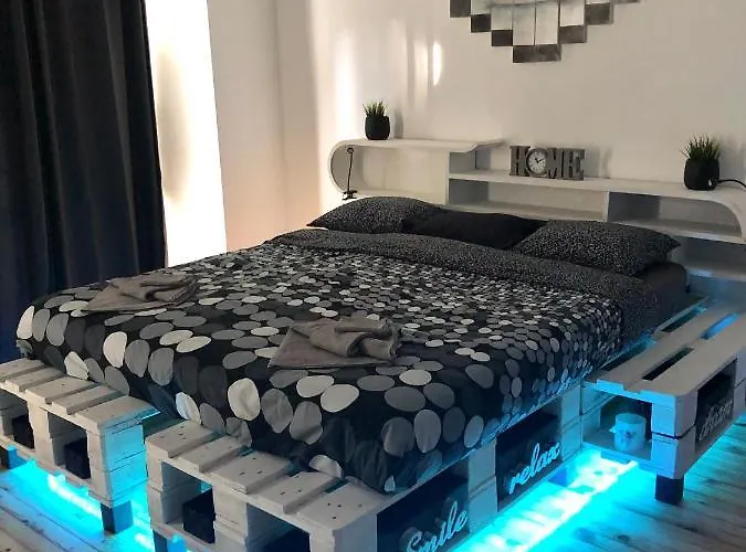 Spacious Modern Vintage Flat In The Heart Of