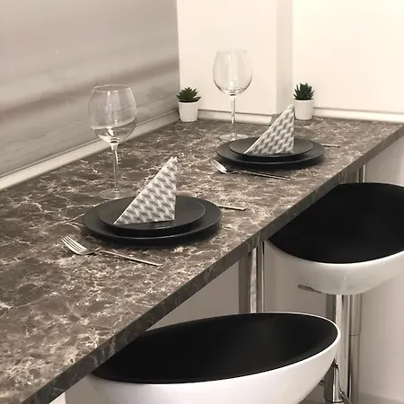 Spacious Modern Vintage Flat In The Heart Of