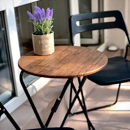 Spacious Modern Vintage Flat In The Heart Of