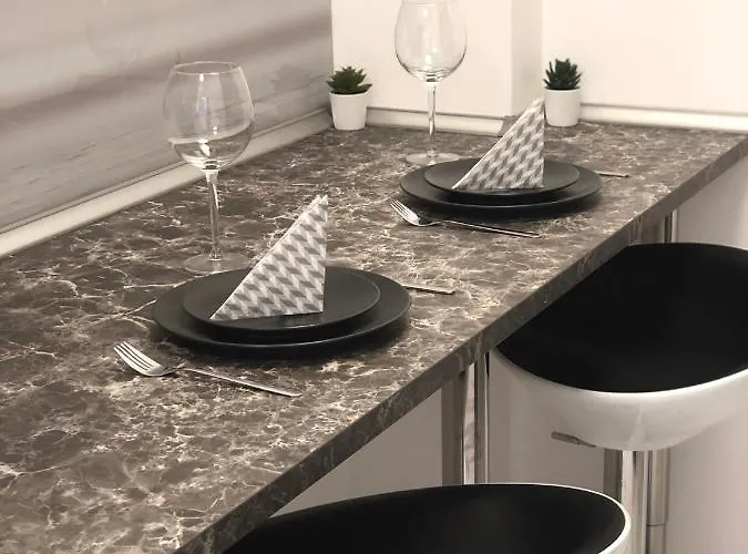 Spacious Modern Vintage Flat In The Heart Of