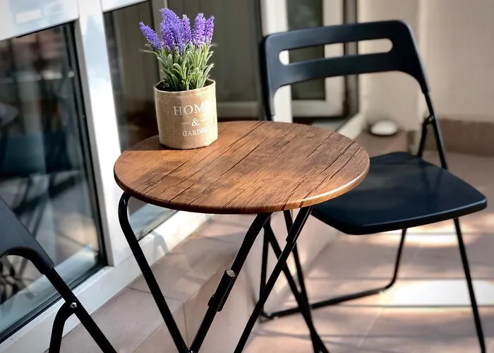 Spacious Modern Vintage Flat In The Heart Of